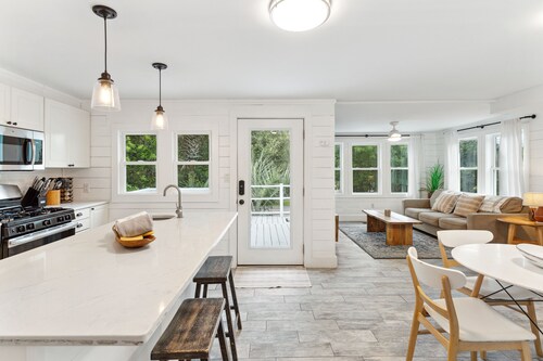 Casa Malibu - 2 Sun Decks, Wraparound Porch, Upgraded Kitchen, Walk to Beach