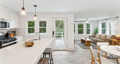 Casa Malibu - 2 Sun Decks, Wraparound Porch, Upgraded Kitchen, Walk to Beach