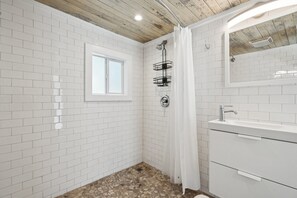 Bathtub, towels - Casa Malibu - 2 Sun Decks, Wraparound Porch, Upgraded Kitchen, Walk to Beach (Folly Beach)