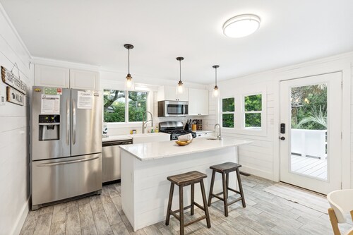 Casa Malibu - 2 Sun Decks, Wraparound Porch, Upgraded Kitchen, Walk to Beach