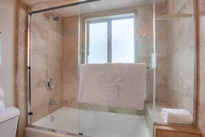 Duschwanne, Haartrockner, Shampoo
