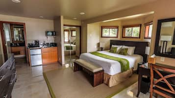 Studio Suite Mewah, 1 Tempat Tidur King, pemandangan pantai, tepi laut | Seprai premium, bantalan ekstra lembut, dan brankas