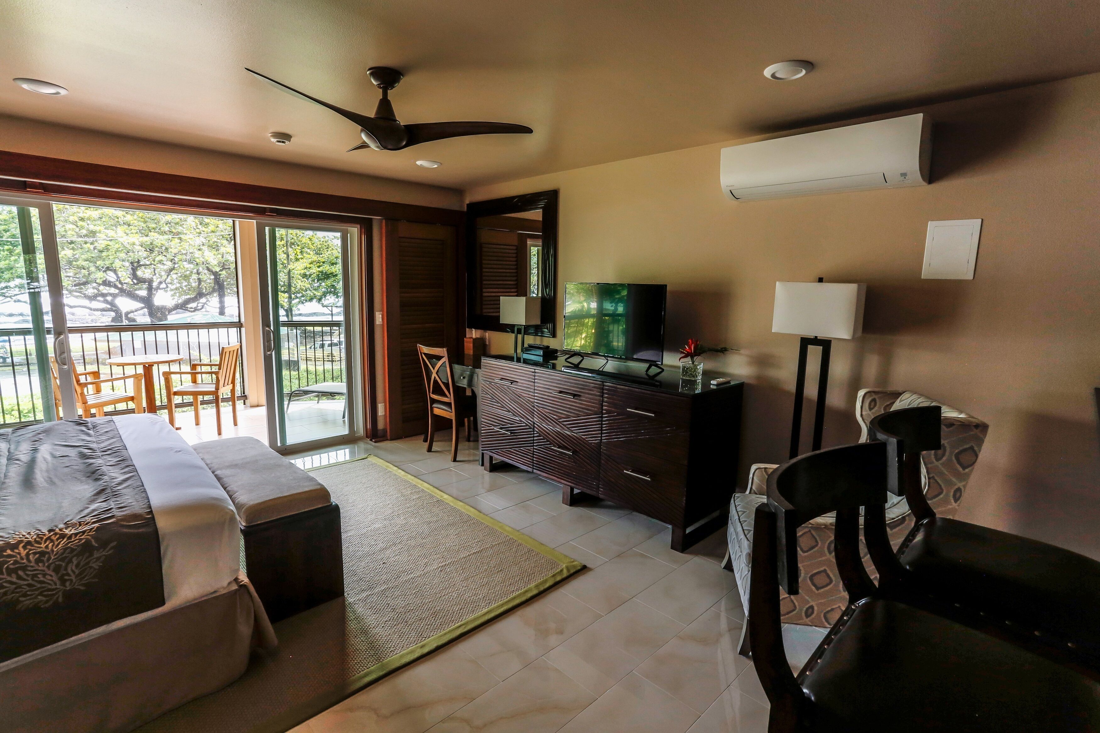 luxury studio suite, 1 king bed, beach view, oceanfront pikake | premium bedding, pillow-top beds, in-room safe, individually decorated