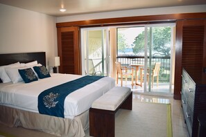Luxury Studio Suite, 1 King Bed, Beach View, Oceanfront Lehua | Premium bedding, pillow-top beds, in-room safe, individually decorated - Hilo Beach House Inn (Hilo)