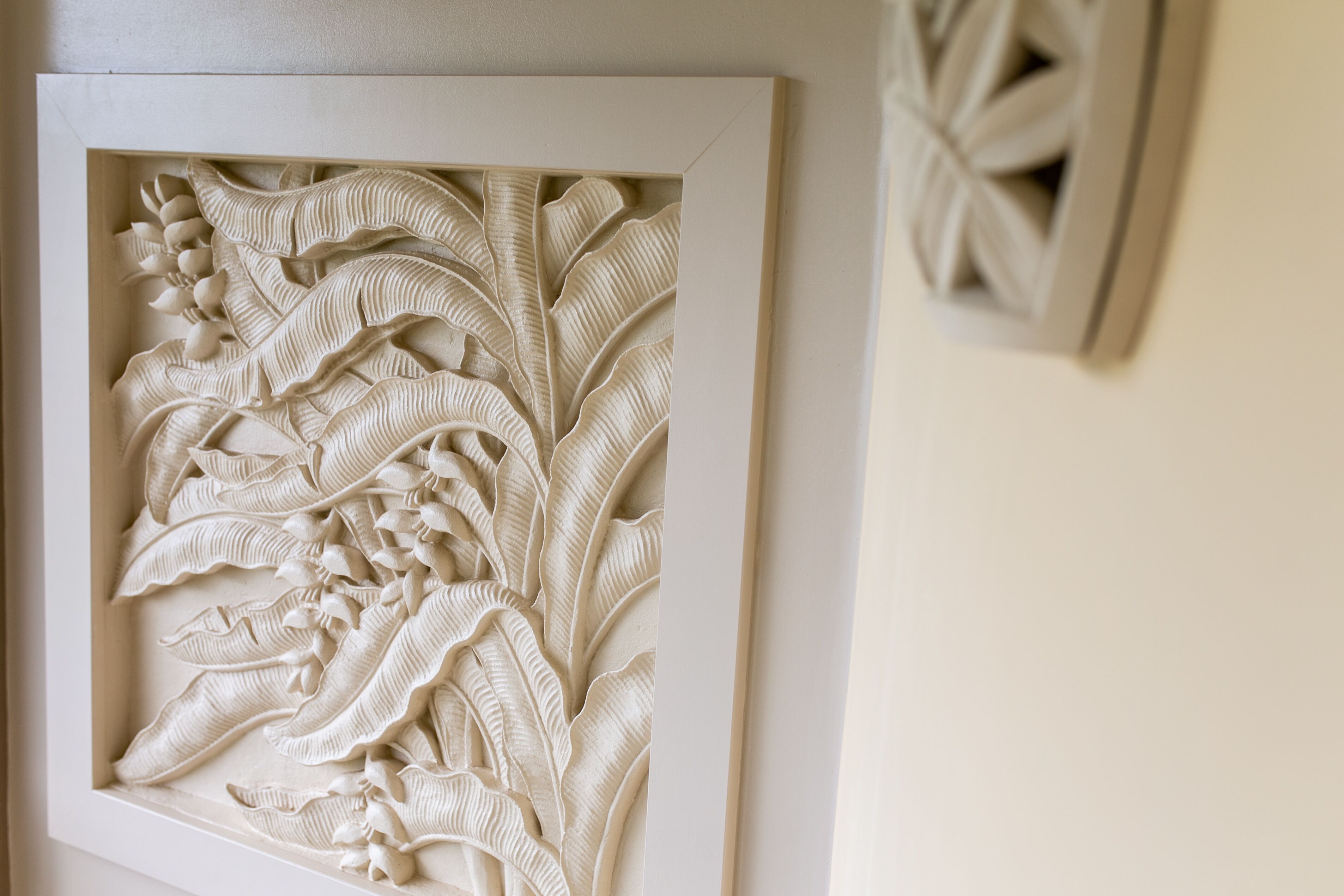 Une sculpture murale détaillée représentant des motifs floraux.