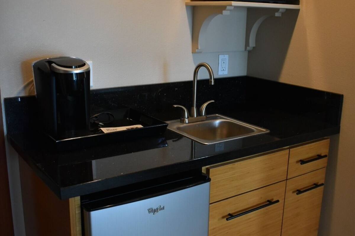 luxury studio suite, 1 king bed, beach view, oceanfront orchid | private kitchenette | mini-fridge, microwave, coffee/tea maker