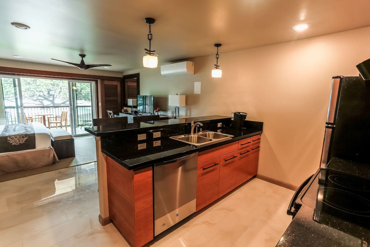 luxury studio suite, 1 king bed, beach view, oceanfront pikake | private kitchen | mini-fridge, microwave, coffee/tea maker