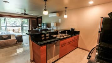 Luxury Studio Suite, 1 King Bed, Beach View, Oceanfront Pikake | Private kitchen | Mini-fridge, microwave, coffee/tea maker