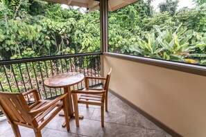 Luxury Studio Suite, 1 King Bed, Garden View Plumeria | Terrace/patio