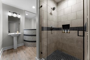 Combined shower/bathtub, hair dryer, towels - Ambassador Ridge w/Optional Boat Rental (Sherrills Ford)