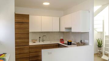 Kühlschrank, Ofen, Herdplatte, Hochstuhl