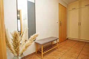 A hallway with a bench, a mirror, and a wardrobe. - Die Ferienwohnung Nr. 03 im Haus am Meer - Haus am Meer (Lohme)