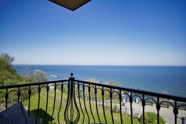Un balcón con vista al mar.