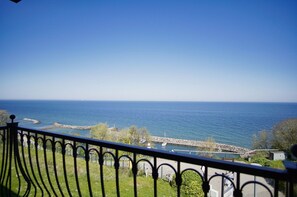 Un balcón con vista al mar y a la costa rocosa.