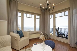 Una televisión, un reproductor estéreo