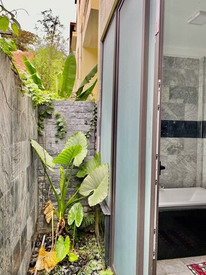 Property grounds - Three-bedroom bungalow + pool. (Hi An)