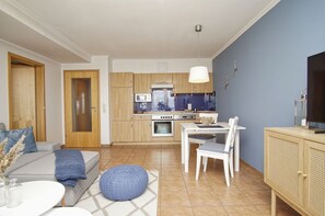 Eine moderne Wohnung mit Küche, Essbereich und Wohnzimmer.