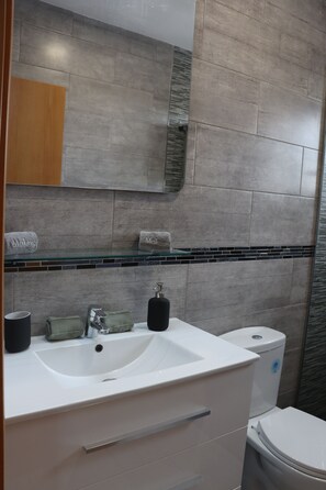 Shower, hair dryer, towels, soap - Cozy villa in Campasol with private pool (Mazarrón)