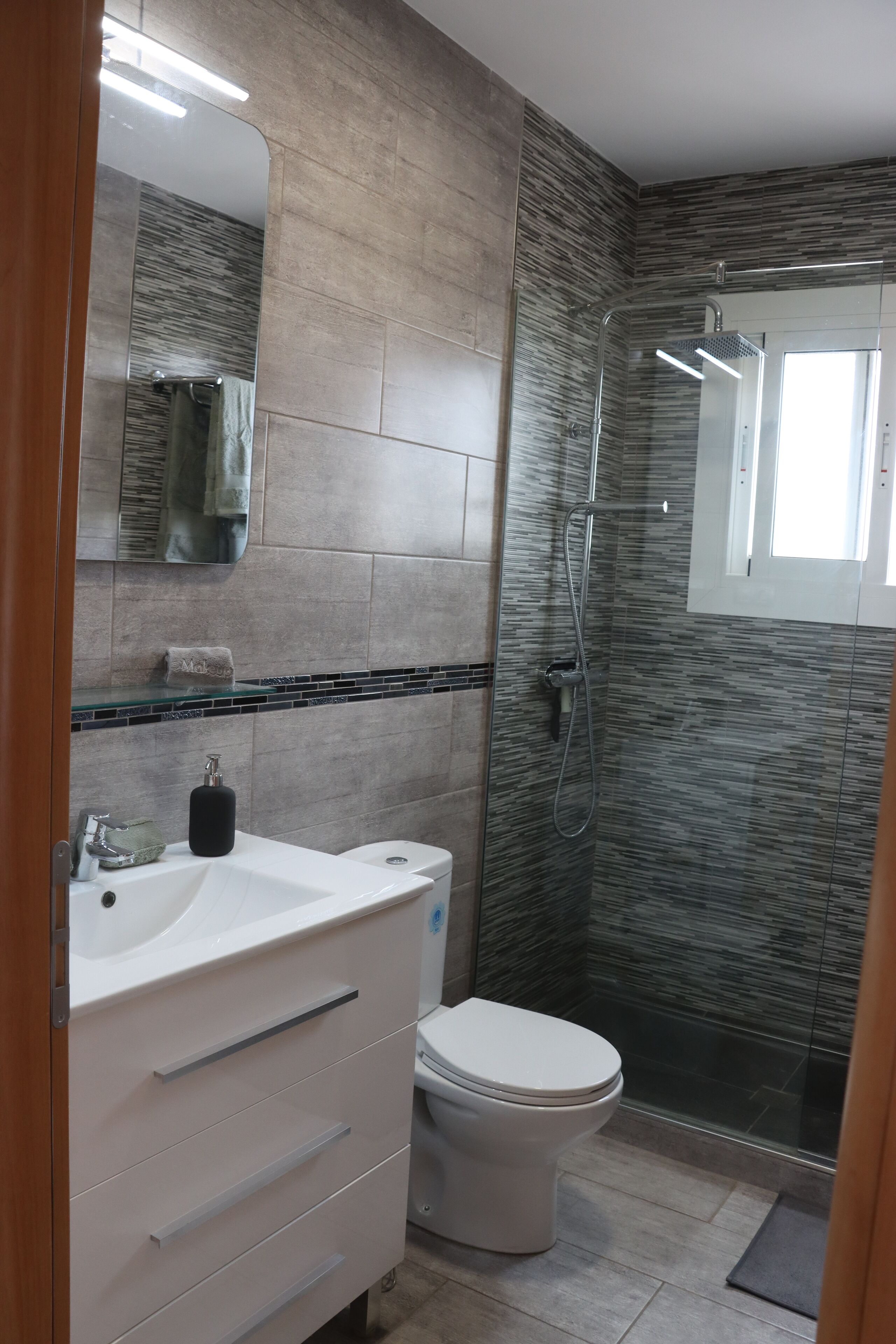 Een douche, een haardroger, handdoeken, zeep