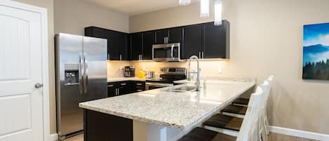 Een koelkast, een microgolfoven, een oven, een kookplaat