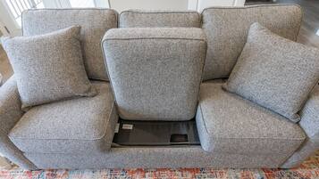 Una televisión, una chimenea