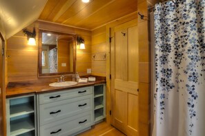 Combined shower/bathtub, hair dryer, towels - The Lake Escape on Rangeley Lake (Rangeley)