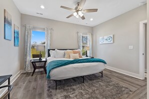 3 habitaciones, escritorio y tabla de planchar con plancha