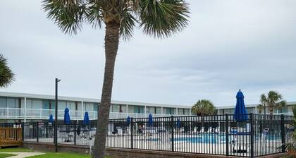 Nice 1st floor studio a few steps to the beach with large pool at Bogue Shores.
