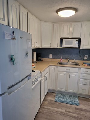 雪櫃、微波爐、焗爐、爐具