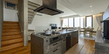 Refrigerador, microondas, placa de cocina, tetera/pava eléctrica