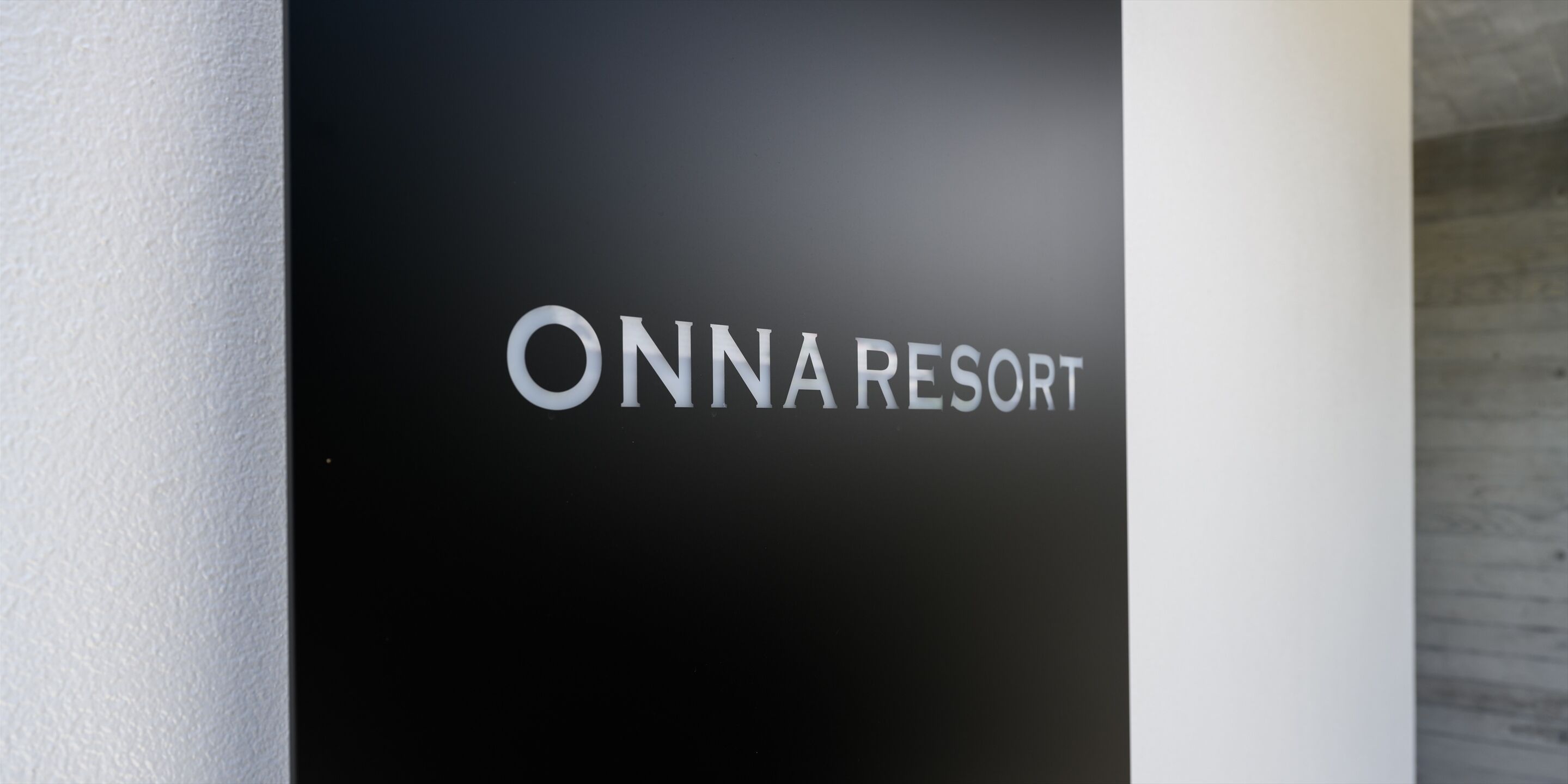 A sign with the text "ONNA RESORT".