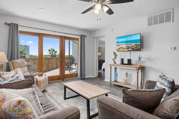 Fernseher, Tischfußball, Tischtennisplatte, Bücher