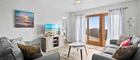 Fernseher, Tischfußball, Tischtennisplatte, Bücher