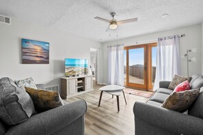 TV, tavolo da calcetto, tavolo da ping pong, libri