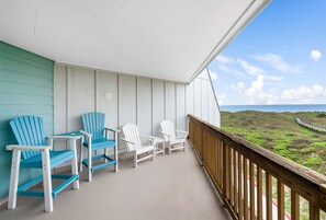 Terrace/patio - La Mirage Condo 229 Beachfront Condo Resort with Private Boardwalk to Beach (Port Aransas)