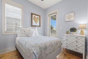 4 habitaciones, tabla de planchar con plancha, wifi y ropa de cama 