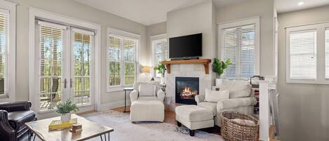 Télévision, cheminée, livres