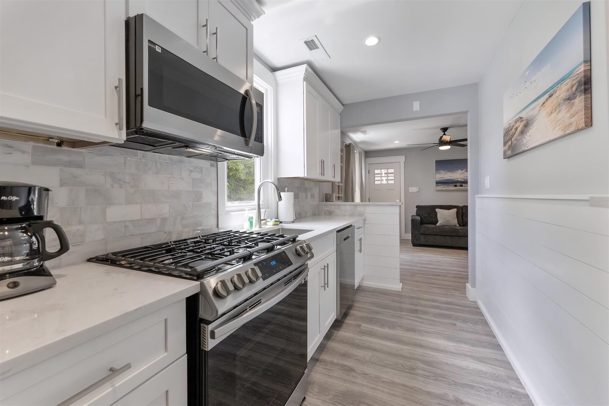 Kühlschrank, Ofen, Geschirrspüler, Wasserkocher mit Kaffee-/Teezubehör