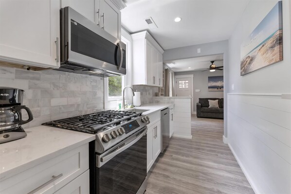 Réfrigérateur, four, lave-vaisselle, cafetière/bouilloire