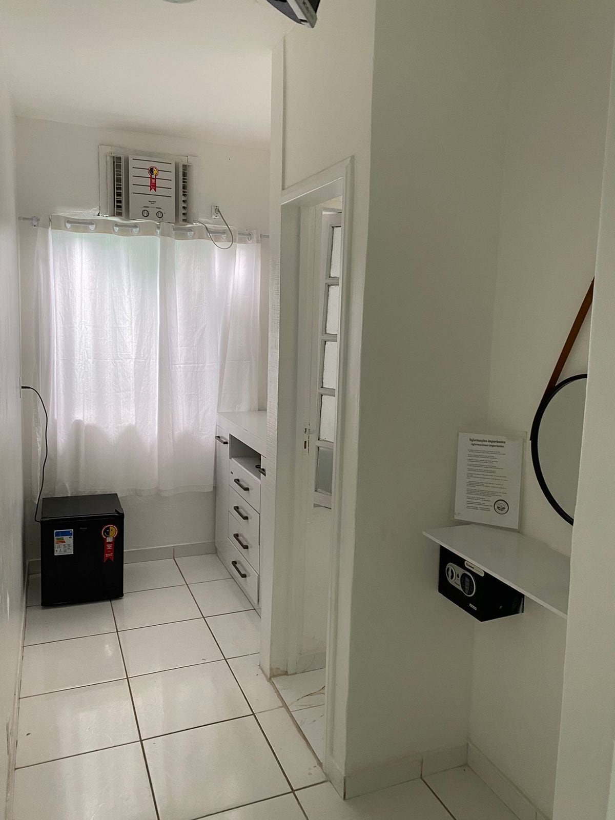 Une salle de bain équipée d’une douche, de toilettes, d’un lavabo et d’un miroir.