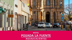 Un edificio histórico con una cúpula destacada y un campanario, situado en una zona urbana concurrida.