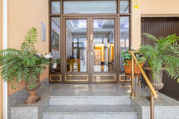 Exterior detail - Immpecable Salamanca 1BR, near Plaza de Toros, by Blueground (Madrid)