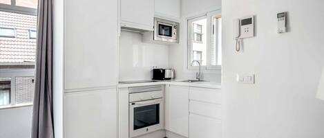 Een koelkast, een microgolfoven, een oven, een kookplaat