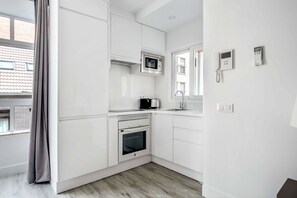 Fridge, microwave, oven, stovetop - Immpecable Salamanca 1BR, near Plaza de Toros, by Blueground (Madrid)