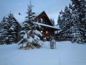 Exterior - The Cedar - Downtown, walking distance to all the shops and restaurants! (Banff)