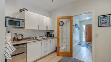 Réfrigérateur, micro-ondes, cafetière/bouilloire, bouilloire électrique