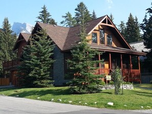 Exterior - The Cedar - Downtown, walking distance to all the shops and restaurants! (Banff)