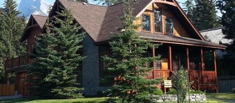 The Cedar - Downtown, walking distance to all the shops and restaurants!