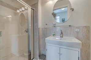 Doccia, asciugacapelli, asciugamani, sapone