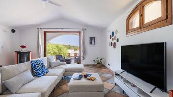 Een televisie en een open haard